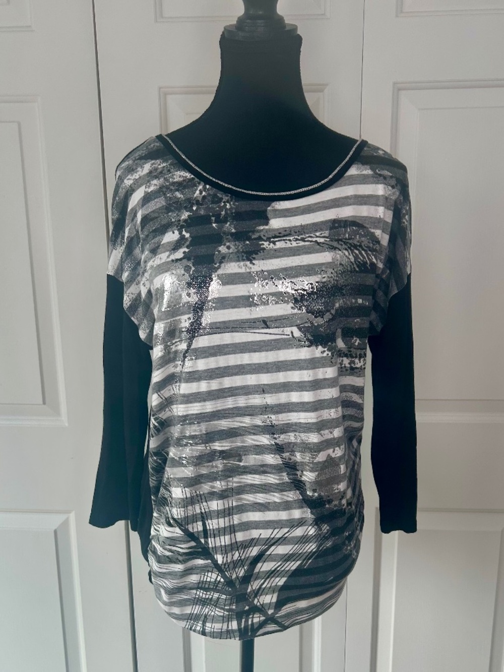 Edista Los Angeles Long Sleeve Tunic Style Top in Black, White,& Silver Size M